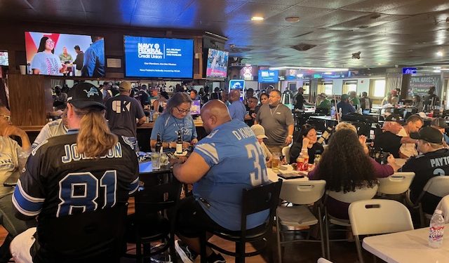 Detroit football fans stake their claim in Arlington